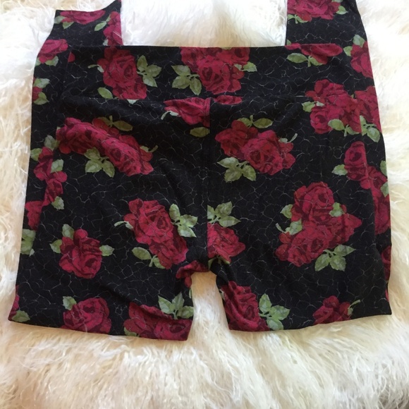LuLaRoe Leggings ~ TC ~ Black ROSES Crackle print - Picture 4 of 5